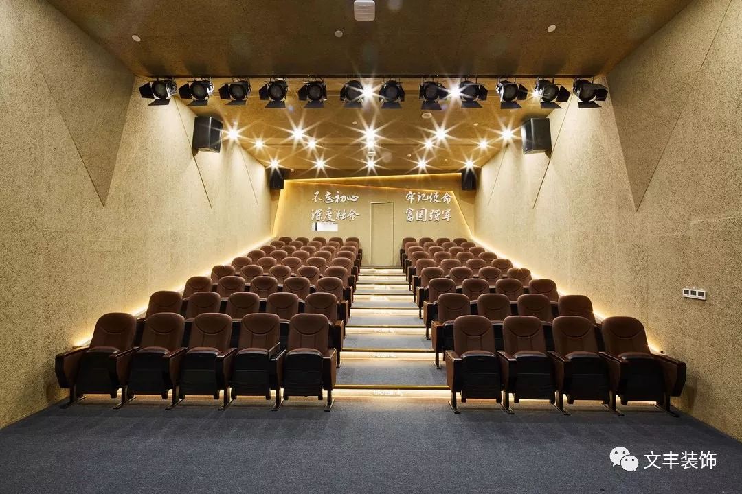 与其他展厅不同的是,阶梯路演厅整个空间运用深色系列色调,搭配暖色