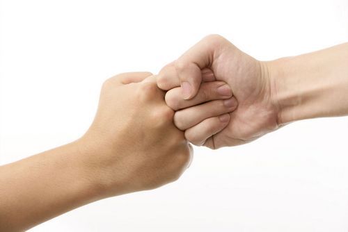 握固是道家养生的常用手式,晋朝名士葛洪在《抱朴子》中即倡导"握固守