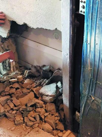 居民装修遇到"黄大锤"砸墙掏鞋柜砸进邻居家(图)