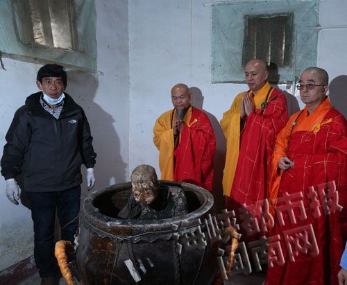 老和尚圆寂后坐缸三年肉身不腐 寺庙将塑金身(图)