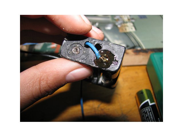 是双节的跟我做.焦耳小偷也安在里面.把稳压板用热熔胶固定在外壳里.