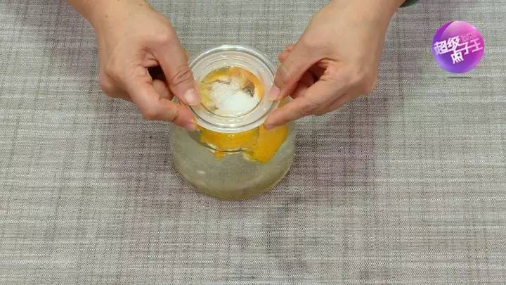 ▽橘子皮的白筋含有丰富的天然香精油,可以瓦解油污,完全浸泡1周之后