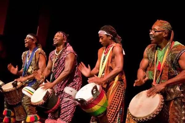 对于非洲的土著黑人来说 ,他们的舞蹈和音乐也是他们语言的一部分