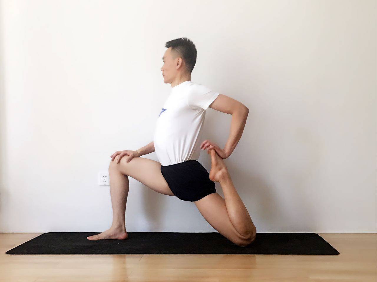 体验腿前侧股四头肌的伸展尝试进入下图跪立蛙式2  后弯仰卧于垫子上