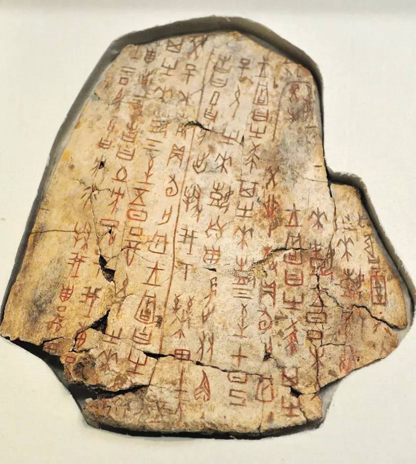 甲骨文作为中国最古老的成熟文字,书体因经契刻,风格瘦劲锋利,又因