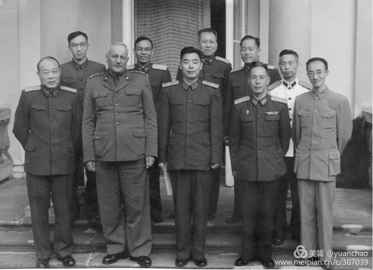 刘居英,唐铎,曹鹤荪;后排左起:柳克俊,任新民,徐介藩,唐本庆,慈云桂