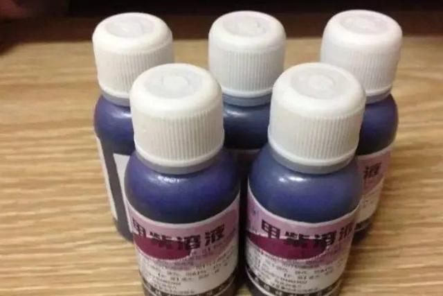 给它涂抹甲紫溶液,可能许多人不太熟悉它,其实它具有杀菌消毒的作用