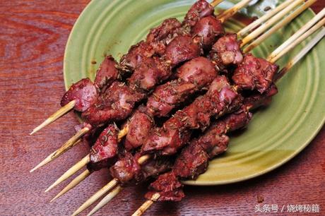 将牛腰子用刀横向切成约半厘米厚的片,再把它们串成串.