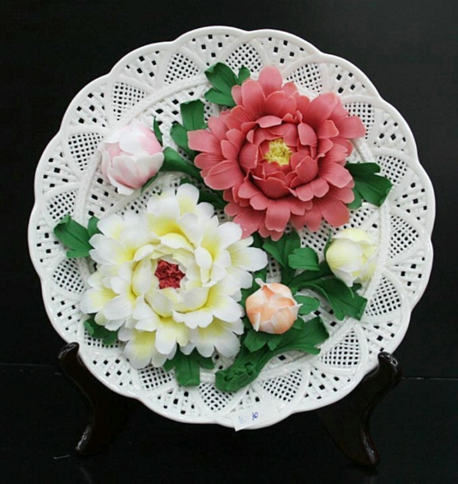 漂亮的牡丹瓷盘