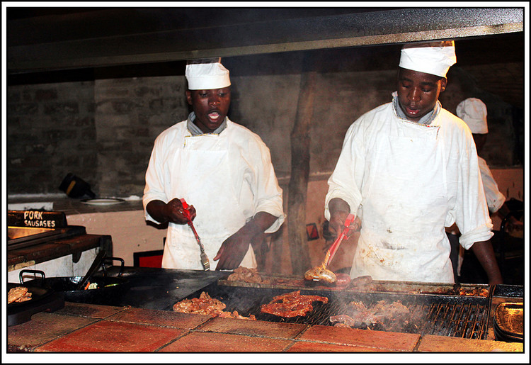 什么样的肉都有,想吃什么,只要用手指一指,就有专人为你烧烤.