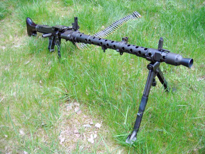 又能以轻机枪面目示人的mg34通用机枪,这是最早出现的将重机枪和轻