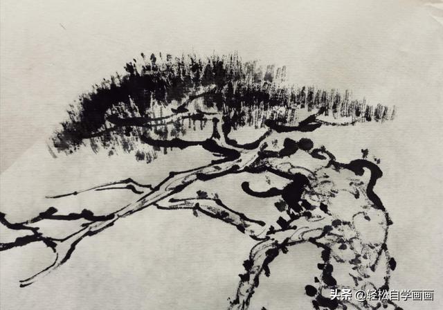 竖着下笔画松针,水分要少,需要看到线条画松针的毛笔,笔头打散,蘸墨点