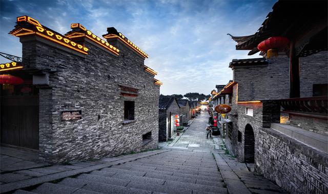 "西津古渡"在古时候曾经是个长江渡口,后来河道走偏了,这里泥沙堆积