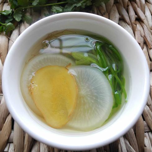 香菜白萝卜生姜汤想必各位家长们都经历过吧,凌晨起来发现宝宝发烧,又