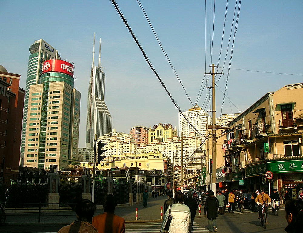 过北海路,回首一张格致中学延安东路东面,前方是外滩了浙江中路到延安