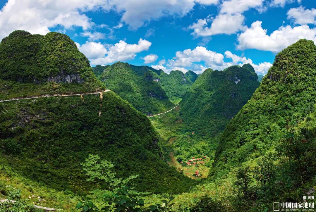 他們組合起來的地形被稱為峰叢窪地石峰之間常有封閉窪地峰叢是指有