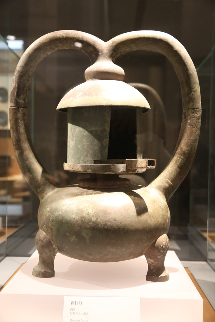 南京博物院两千年前的环保灯具