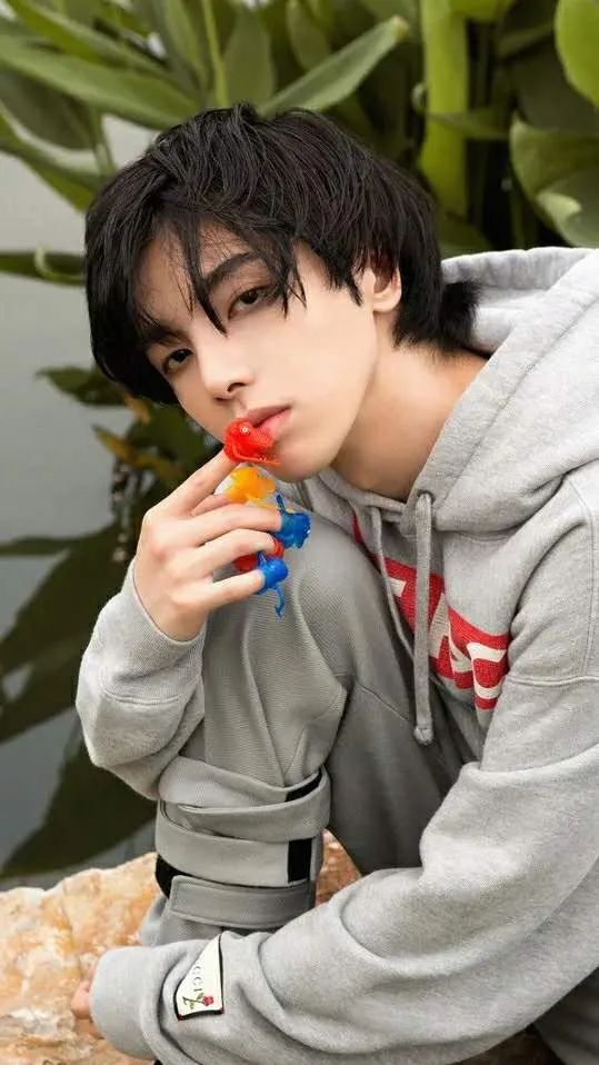 华晨宇壁纸et们手机里必须有的