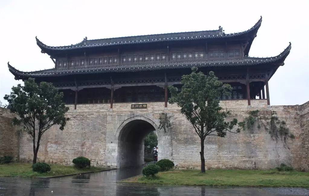 例外,一座宋代建起的被称作"袁州谯楼"的古朴建筑一直屹立在市区中心