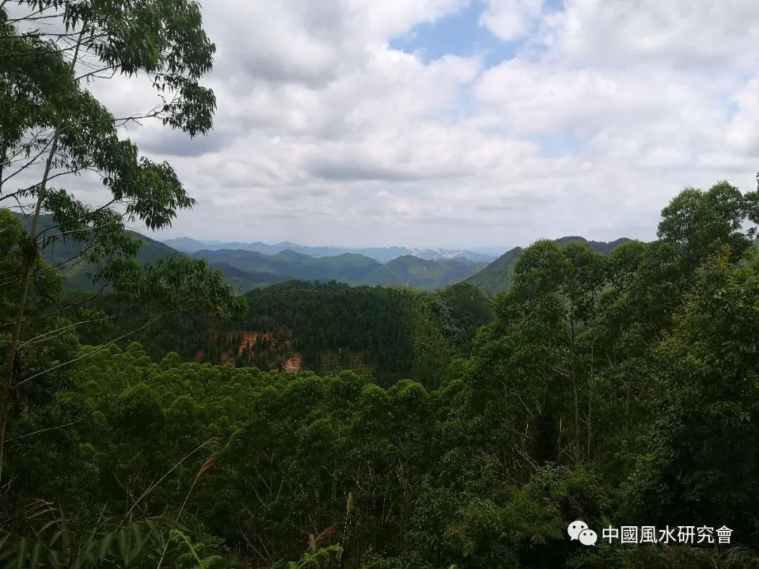 这是一穴戴锡伦的留题特大风水宝地,喝形为"太子坐龙殿".