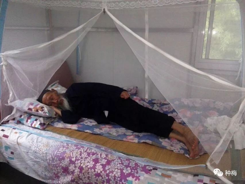 睡觉有三个东西:第一个折身武睡,那么一个手捂,把耳朵露开;一个手攥住