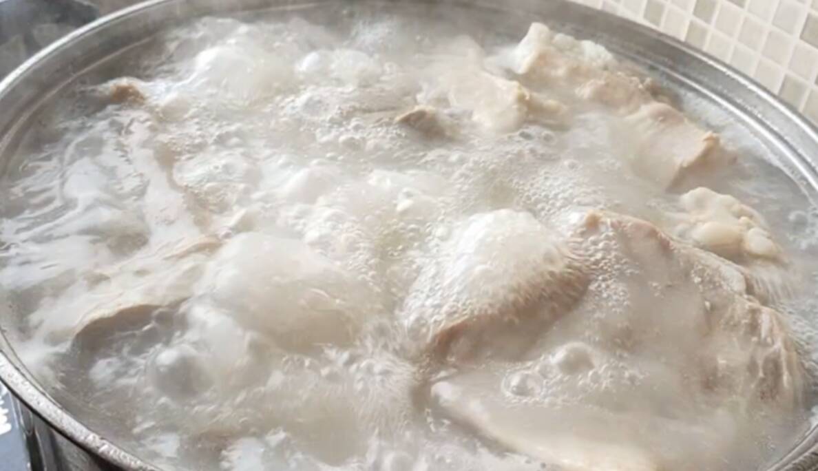 煮羊肉汤用冷水还是热水下锅学会这几点羊汤浓白好喝不膻不腥