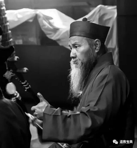 81,临危自救法:如突出车祸,落水,双手紧张掐剑指,口中急默念"师爷急令