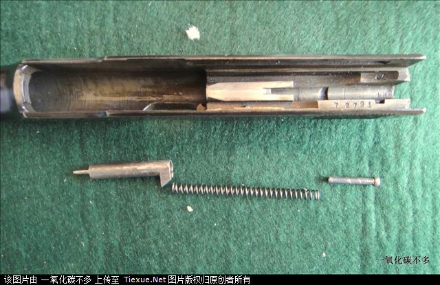 14.用铁针往下轻压,顶出退壳挺销15.取出抛壳挺和铁销16.