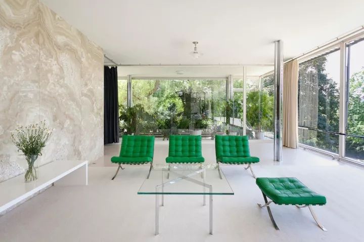 然而在吐根哈特别墅中,密斯明确将起居室的流动空间以清晰完整的玻璃
