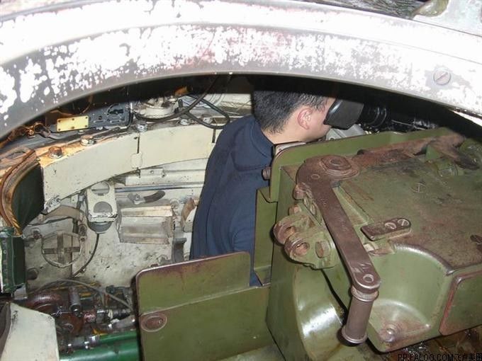 t54a坦克内部空间已经十分狭小,很难增加复杂的电子设备方形炮塔的