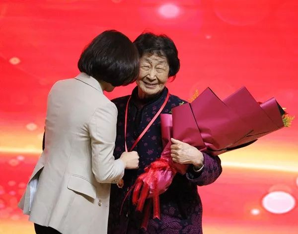 从"改革先锋"到"人民教育家"国家荣誉称号,我们向于漪老师学什么