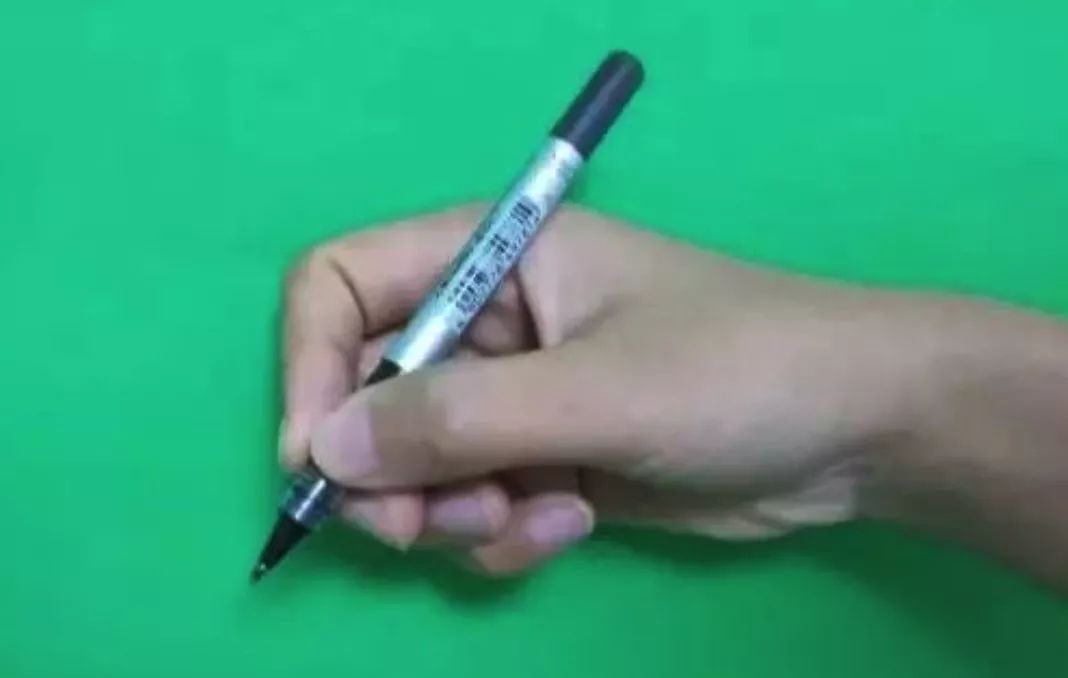 95的孩子不会拿笔刚开学现在纠正握笔姿势还不晚