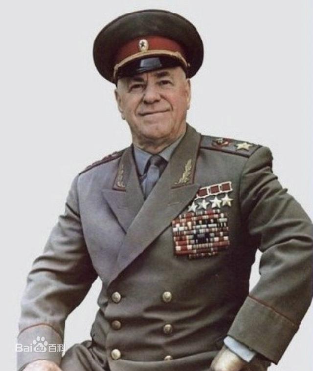 下图为苏联朱可夫元帅,上图为礼服佩戴勋章,下图为常服佩戴勋略.