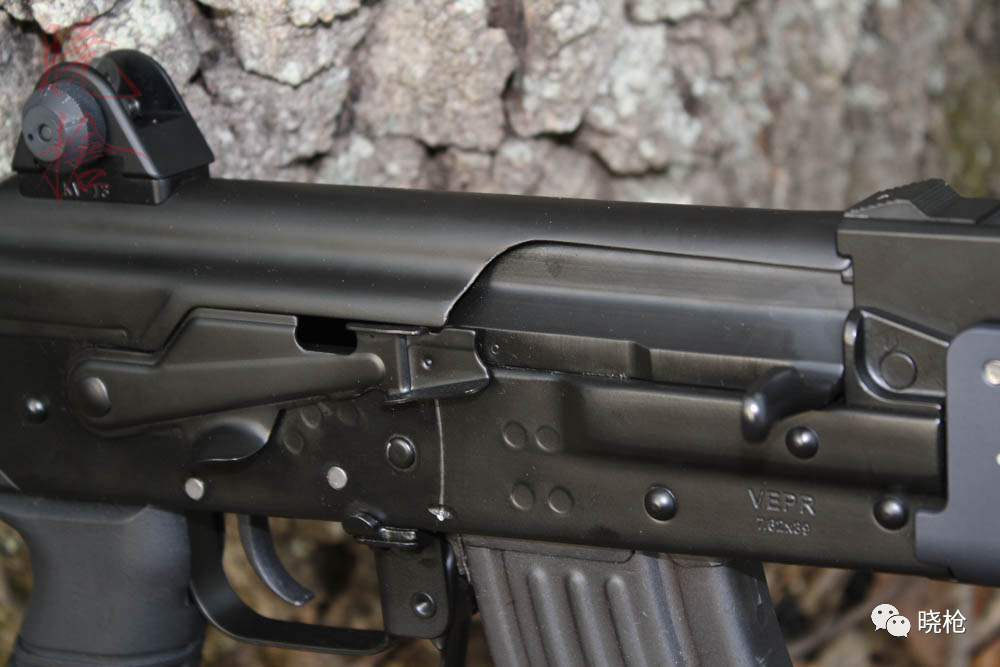 akm步枪剖视图,弹匣后方便是不到位保险及转轴,根本没有空间安装"