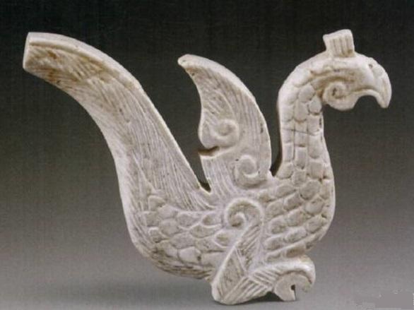 上图为无锡鸿山越国墓出土的春秋玉凤鸟十是战国玉凤鸟的形象.