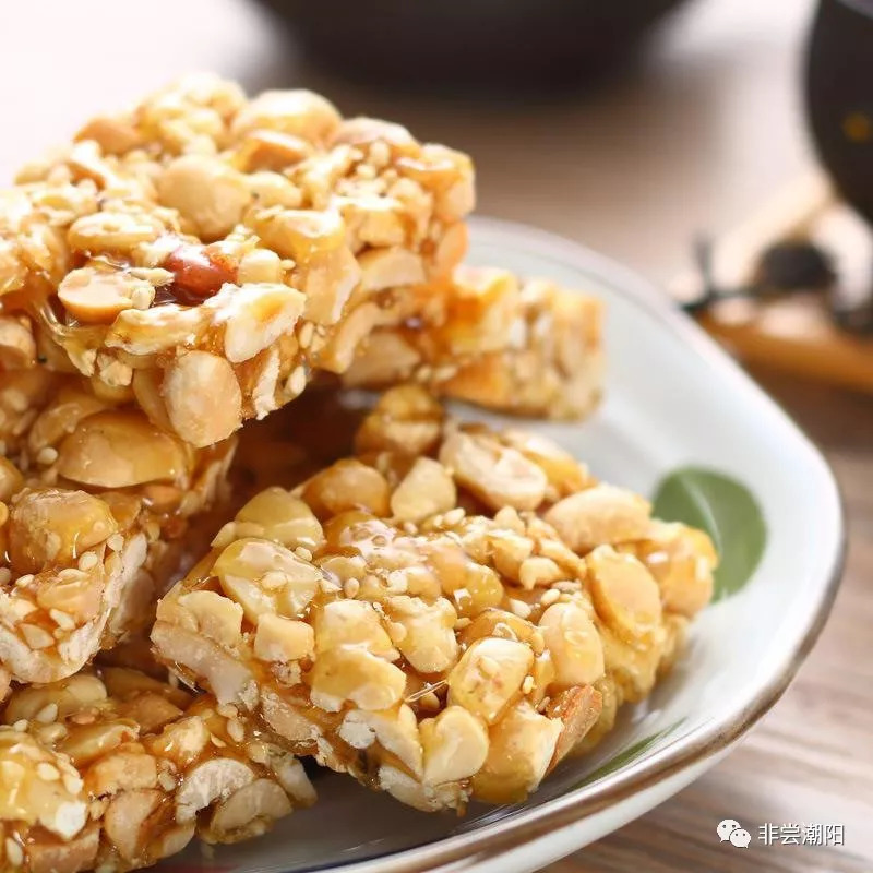 因为潮汕话里花生被称为"地豆",而用花生做成的花生糖四四方方的外形