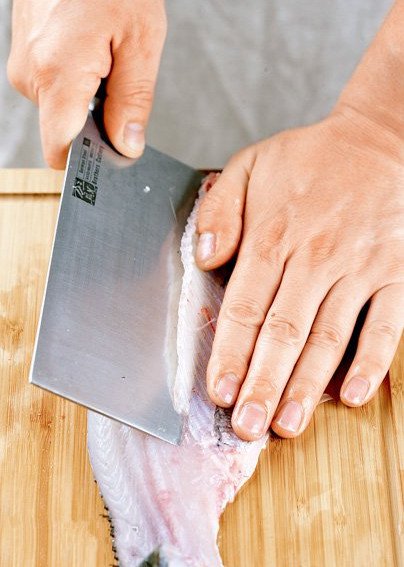 松鼠鱼的改刀过程图,完整松鼠鱼花刀切法图解 - 好网角收藏夹